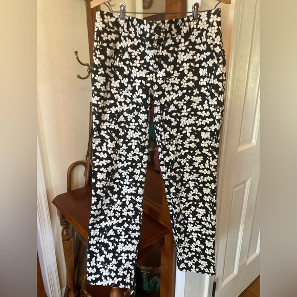 Banana Republic Hampton Pant Crop Pant Size 2 Black w/White Flowers 26” inseam - Picture 1 of 9
